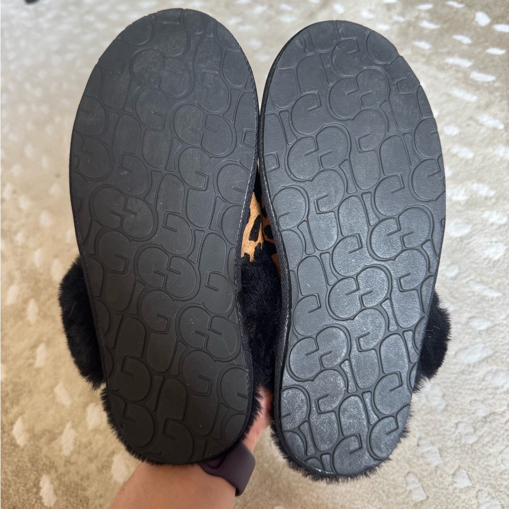 UGG Leopard Scuffette II Slippers - Picture 6 of 6